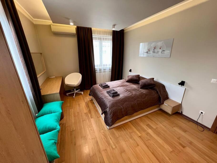 Location ! Location ! Location ! Garden View Oak Sofia
